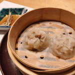 酒肴 新屋敷 - 激うまシュウマイ
      豚肉＋玉ねぎ＋干し椎茸＋愛情が入ってるそうです♡