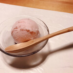 酒肴 新屋敷 - 桜のアイス
      まさか店主手作りか？と疑惑が上がるほど美味しい