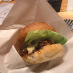 酒肴 新屋敷 - アジフライバーガー紙袋にイン