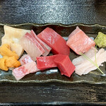 よねさん - 〈2021年03月再訪・95回目〉おまかせ刺し盛り: 太刀魚・金目鯛・大間の本鮪・縞鯵・クエ・石垣貝・雲丹。特に、太刀魚の豊かなが旨味が印象的。本鮪も流石のクオリティ。