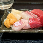 よねさん - 〈2021年03月再訪・95回目〉おまかせ刺し盛り: 太刀魚・金目鯛・大間の本鮪・縞鯵・クエ・石垣貝・雲丹。特に、太刀魚の豊かなが旨味が印象的。本鮪も流石のクオリティ。