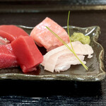 よねさん - 〈2021年03月再訪・95回目〉おまかせ刺し盛り: 太刀魚・金目鯛・大間の本鮪・縞鯵・クエ・石垣貝・雲丹。特に、太刀魚の豊かなが旨味が印象的。本鮪も流石のクオリティ。