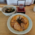 Tokiwa - 親子丼のアタマのニグのデカさたるや・・・おみ漬けの量たるも・・