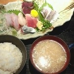梅月 - (ランチ)刺身御膳（カンパチ、帆立、秋刀魚、鮪中トロ、鰹叩き、鯵）1000円