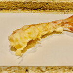 日本橋 蕎ノ字 - ■車海老（鹿児島産）
      ☆二つ目はカリッと火入れした海老を天つゆで頂く。
      ◎天ぷらは最初の海老で決まる。何度食べても美味い。