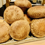 日本橋 蕎ノ字 - ■玉取茸
      ☆ 静岡市岡部町の杉山農園の椎茸。栽培中の玉取茸にモーツアルトを聞かせて育てている。農水大臣賞も受賞した椎茸。