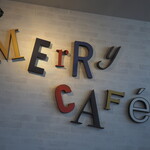 メリーカフェ - 壁にロゴ珈琲も美味しいです