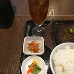 わ楽 - キンピラ、お新香、烏龍茶