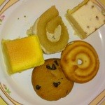 壱湯の守 - 夜バイキングのお菓子取りました一部