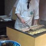 壱湯の守 - 夜バイキングの一部焼き鳥の鉄板焼きです