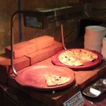 壱湯の守 - 夜バイキングの一部、ピザなど