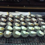 壱湯の守 - 夜バイキングの一部、サザエの網焼き