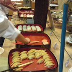 壱湯の守 - 夜バイキングの一部、お寿司各種