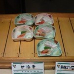 壱湯の守 - 夜バイキングの一部、甘エビと鯛のお刺身