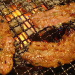 Kokusangyuu Yakiniku Kuidon - 焼いている様子♪