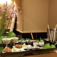 はらまさ - 八寸
                    絢爛な盛り付け
                    これってオーバーですけど非日常が感じられ、お客さん受けは良さそう
                    はらまさ劇場の幕開けにピッタリですね♪