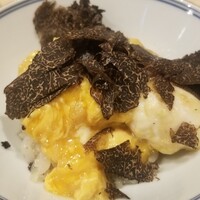 はらまさ - ⑭虎河豚白子の玉子とじのトリュフご飯
                    白子を玉子とじとは大胆な組み合わせ
                    白子のトロトロなコクと玉子のふわふわなコク
                    これはテンションが上がります♪
                    トリュフもたっぷりです。