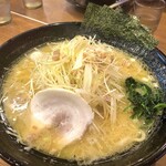 横浜家系ラーメン春吉家 - ネギラーメン！醤油豚骨の特盛
      麺:普通　味:濃いめ　脂:多め