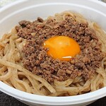 麺屋 ゆいまる - 麺の上に台湾ミンチと卵黄