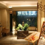 フローラ - 入口付近；右がカフェフローラ、左が鉄板焼よこはま