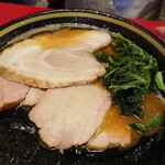 豚骨醤油ラーメン 王道家 - チャーシュー麺３枚。硬め、多め。(バラチャーシュー１枚)