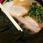 豚骨醤油ラーメン 王道家 - 豚骨しょうゆラーメン。硬め、薄め、少な目。(バラチャーシュー１枚)