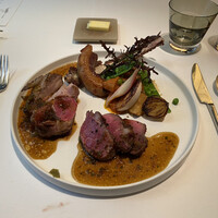 メイ - 仔羊の内モモ肉（ジゴダニョー）、巨大な背肉（キャレダニョー）、骨の周りの脂身の塊、肋骨、トリッパ、クスクスのサラダ仕立て