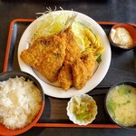 まるわ食堂 - カキとアジフライ定食