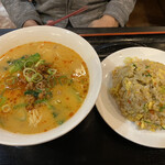一笑閣 - 坦々麺とチャーハンセット