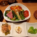 Sumibi Yaki Tori Kicchin Hiyoko Asahi - お通しとサラダです
