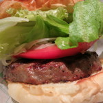 ブルックリンパーラー - ハンバーガー　（レタス、トマト、オニオンスライス）のアップ