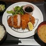 個室と海鮮和食 でんでれでん - 四元豚ロースカツ定食¥800+税