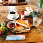 TeaRoom abi - 外はカリカリ中はフワッとしたトースト