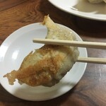 Shiyou Raiken - ゴロッと大きいファットな餃子。
                        
                        ではいただきます！
                        
                        おぉ美味いな。タレ付けて完成形の餃子。
                        
                        
                        