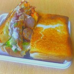 サンドイッチファクトリー・オー・シー・エム - ハンバーグ(\540)とソーセージ(\590)→お代はソーセージが高いのでソーセージ代になる(\590)