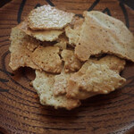 ゆりあげキッチン&ギャラリー メイプル館 - ごまチュイール　もちはこびで少しわれたけど、お茶に合うのミャ