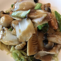 盤古殿 コレド日本橋店 - 五目あんかけ焼きそば１７３８円。海老、イカ、ホタテ、牛肉、豚肉、ウズラの卵と具材たっぷりで、野菜も種類が多く、旨味たっぷりの餡です（╹◡╹）（╹◡╹）