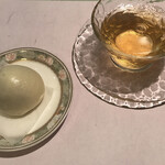 中国・四川料理 龍宮城 - ジャスミン茶・あんまん(サービス)