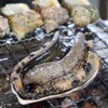 波戸岬サザエのつぼ焼き売店 - 焼き始め しっかり生きてるw