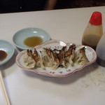 新来軒 - ギョーザ　４００円　２種類のタレ