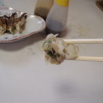 新来軒 - ギョーザ　ひとかじりした後