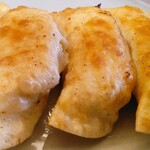 味の店 二幸 - 餃子。二つ食べてしまったが、本当は五個入り。