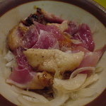 山田食堂 - 宮崎地鶏のたたき、画像にするとちょっとグロテスクですね、でもめちゃくちゃうまい