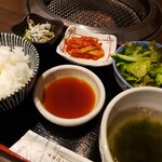 Yamagata Kurogewagyu Uyonezawagyuuyakiniku Kotora - 海苔のスープ、サラダ、キムチ、ご飯、小鉢