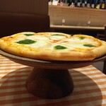 イタリアンダイニングDONA - 北海道産モッツァレラチーズのマルゲリータ980円を横から