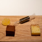 レストラン オオツ - 2021.3 プティフール（生チョコ、パイナップルのパートドフリュイ、焙じ茶のキャラメル、金柑のパウンドケーキ）