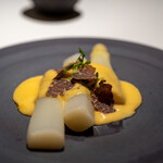 レストラン オオツ - 2021.3 ボルドー産ホワイトアスパラガス ビアンケットトリュフ エスプーマしたサバイヨンソース