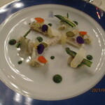 トゥールダルジャン - 前菜（アオリイカのヴィネグレットマリネ　ミモザ風アスパラガスのムースリーヌ）