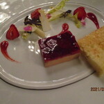 トゥールダルジャン - 前菜（フォアグラと苺のテリーヌ　ホワイトアスパラガスとピサンリのブーケ）