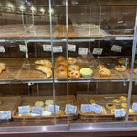 マルヤス - 店内⭐️自分でショーケースからパンを取ります。